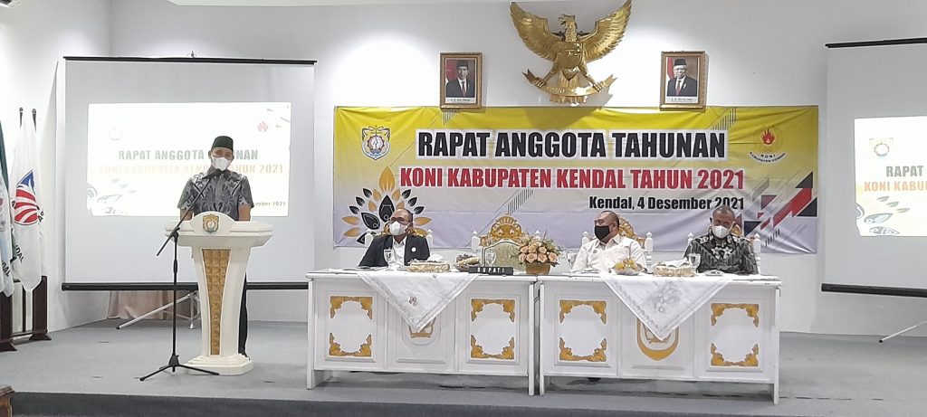 Bupati Kendal Dick M Ganinduto saat memberikan sambutan dalam acara RAT KONI Kabupaten Kendal, Sabtu (4/12/2021)