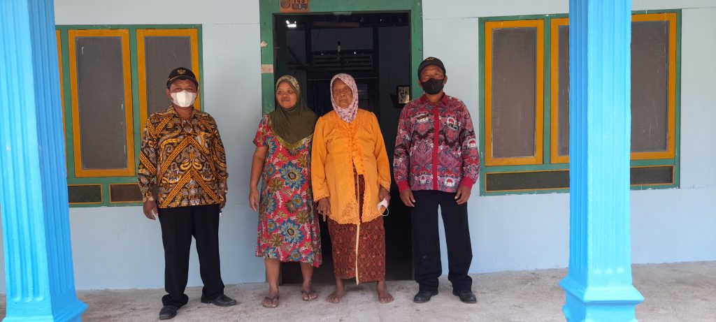 Mbah Jasu ditemani anak dan Kadus setempat, kini bisa merasakan hidup di rumah yang layak 