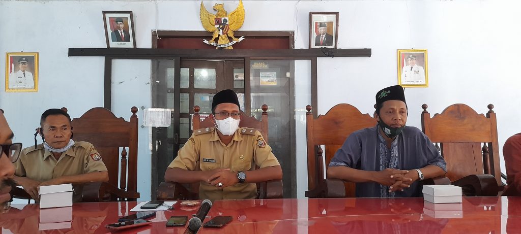 Kepala Desa Korowelanganyar, Eko Tri Kardono didampingi Ketua TP3D Gunawan dan Ketua BPD, Muadhom saar memberikan keterangan kepada awak media di Balaidesa, Senin (13/12/2021)