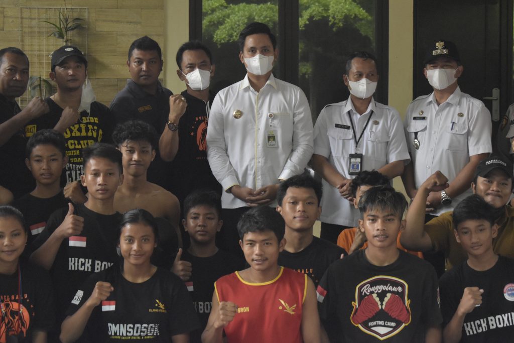 Bupati berfoto bersama atlet, manager dan pengurus Kickboxing Kendal