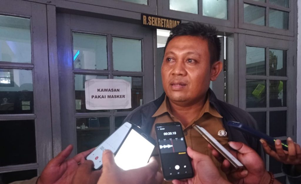 Camat Cepiring Helyudin saat memberikan keterangan kepada awak media