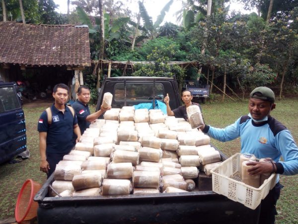 Wabup Kendal saat mengikuti kegiatan bersih-bersih Pantai Indah Kemangi