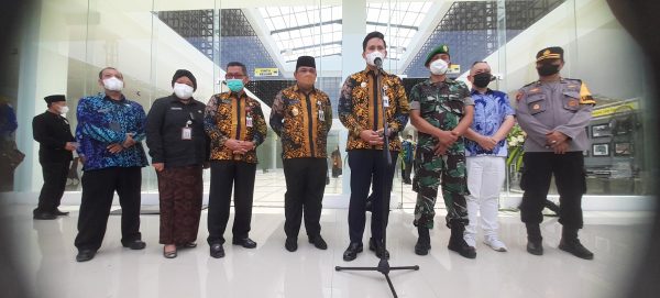 Bupati dan Wakil Bupati Kendal bersama Sekretaris Utama Perpusnas RI serta Forkopimda Kendal saat konferensi pers