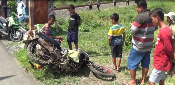 Warga menyaksikan motor yang ditumpangi korban