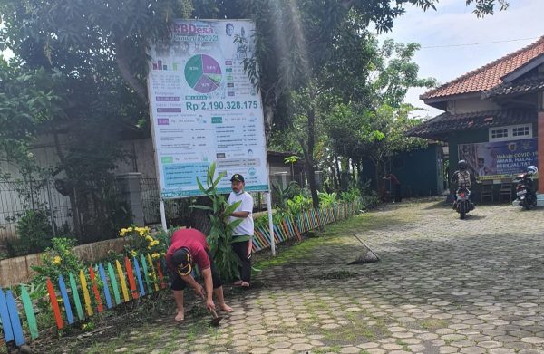 Kegiatan Jumat Bersih yang dilakukan Perangkat Desa Pucangrejo Gemuh Kendal, Jumat (11/2/2022)