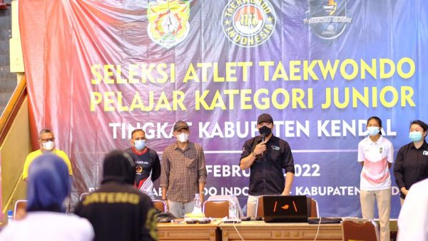 Upacara Pembukaan Seleksi Atlet Taekwondo Tingkat Pelajar Katagori Junior Kabupaten Kendal, oleh Ketua KONI Kabupaten Kendal, Subur Isnadi dan Ketua TI Pengkab Kendal Wibowo Heru, di GOR Bahurekso, Sabtu (26/2/2022)