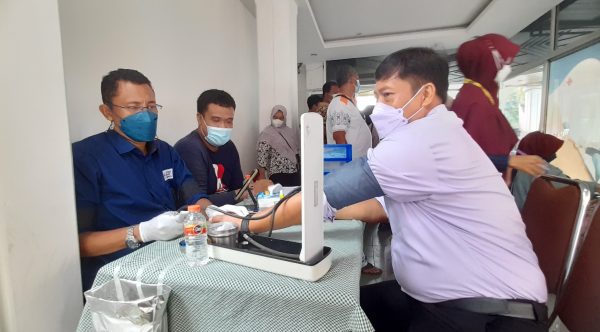 Wakil Pimpinan Bank Jateng Kendal Djoko Salbiyanto sedang diperiksa, sebelum mengikuti Donor Darah