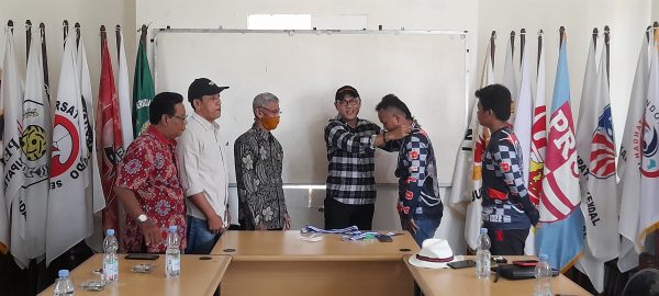 Ketua KONI Kendal, Subur Isnadi saat mengalungkan medali kepada Atlet Paramotor Kendal Sunoto, Kamis (31/3/2022)