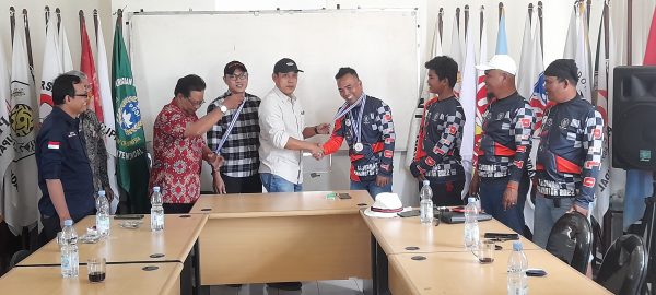 Sekretaris KONI Kendal, Wahyu Widianto mengucapkan selamat kepada para atlet paramotor Kendal atas prestasi yang diraih