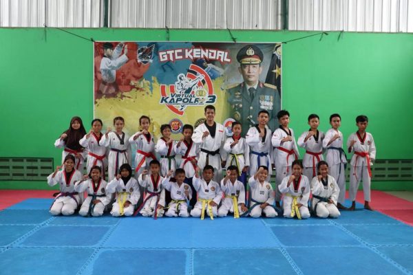 Seluruh atlet Taekwondo Kendal yang mengikuti kejuaraan Kapolri Cup 3 secara virtual 