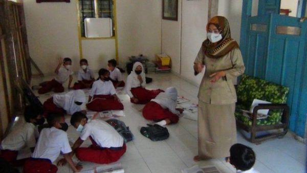 Para siswa SD Negeri 1 Plelen Kecamatan Gringsing Kabupaten Batang, sedang mengikuti kegiatan belajar mengajar di rumah penduduk tanpa meja dan kursi, Selasa (22/3/2022).