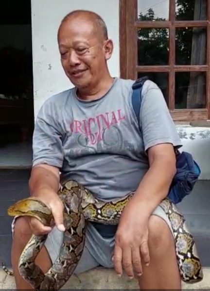 Khoeron warga Tambak Aji Kecamatan Ngaliyan Semarang yang berhasil menangkap ular piton di kebunnya, Jumat sore (11/3/2022).