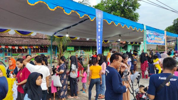 Warga Desa Sidomukti Kecamatan Weleri antusias meramaikan bazar UMKM di desamya