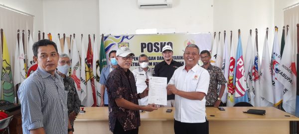 Subur Isnadi saat menyerahkan berkas pendaftaran kepada Ketua Tim Penjaringan dan Penyaringan Calon Ketua Umum KONI Kendal Periode 2022-2026, Selasa (10/5/2022)