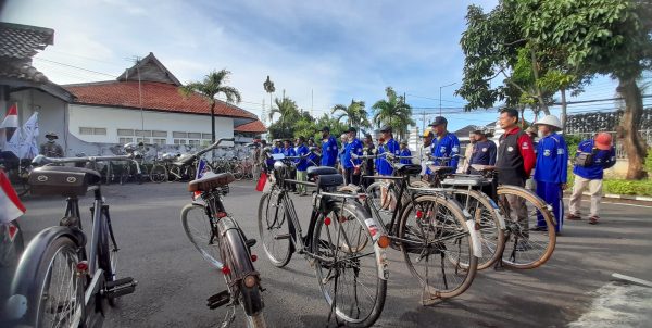 Upacara pelepasan Ekspwdisi Cinta Tanah Air Ronny Hartono di Halaman Rumah Dinas Wakil Bupati Kendal