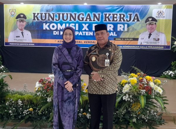 Anggota Komisi X DPRRI Desy Ratnasari bersama Plh Bupati Kendal, Windu Suko Basuki di acara Kunker Komisi X di Pendopo Tumenggung Bahurekso Kendal, Jumat (15/7/2022).