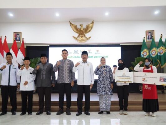 Ketua BAZNAS RI, KH Noor Achmad, Bupati Kendal, Dico M Ganinduto dan Wakil Bupati Kendal Windu Suko Basuki, Pimpinan BAZNAS RI Bidang Pendistribusian dan Pendayagunaan, Saidah Sakwan, Ketua BAZNAS Provinsi Jawa Tengah, KH Ahmad Darodji, serta Ketua BAZNAS Kendal, Syamsul Huda, beserta para Mustahik