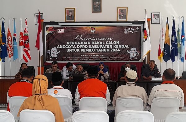 Proses pendaftaran pengajuan Bacaleg Partai PKS di KPU Kendal, Senin (8/5/2023)

