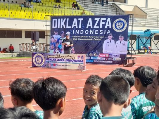 Bupati Kendal saat memberikan sambutan pada acara Grand Launching Sekolah Diklat Azfa Indonesia, di Stadion Utama Kebindalem, Minggu (21/5/2023)
