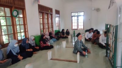 Para siswa dan guru SMK NU 05 Kaliwungu Selatan ziarah di Makam Kiai Asy'ari atau Kiai Guru