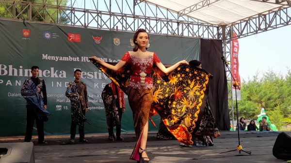 Parade Batik Kendal oleh Sinok-Sinang Duta Wisata 2023, Jumat (15/9/2023)
