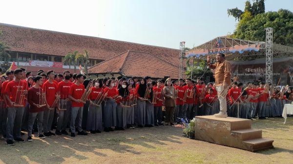 Siswa-siswi bermain angklung bersama Kepala Sekolah dan Ketua Ika Smanik, Senin (16/10/2023)