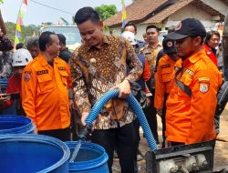 Bupati Distribusikan Air Bersih ke Warga Robyong Curugsewu