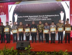 Pemkab Kendal Terima Penghargaan Informatif dalam KIP Award