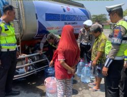 HUT Bhayangkara Lalu Lintas ke-69, Satlantas Polres Kendal Distribusikan Air Bersih