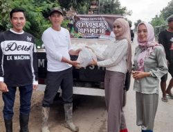 Mbak Tika dan Mas Benny Berikan Sembako kepada Korban Banjir