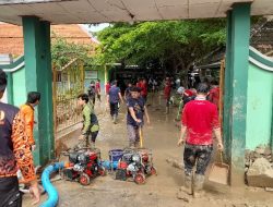 Lebih dari 2.000 Orang Kerja Bakti Massal Bersihkan Sampah dan Lumpur Banjir