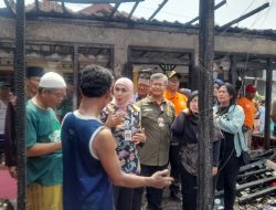 Tinjau Korban Kebakaran, Bupati Kendal Salurkan Bantuan dan Segera Bangunkan Rumah