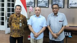 Temui Bupati, Agung Buwono Serahkan Surat Pengembalian Persik Kendal