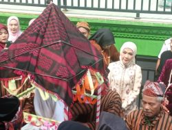 21 Gunungan Hasil Bumi dan Pusaka Mustaka Diarak Kelilingi Desa Pekuncen