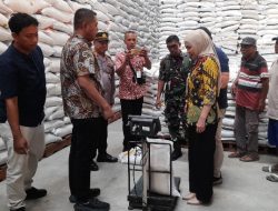Bupati Kendal Cek Bantuan Cadangan Pangan Beras  Bulog