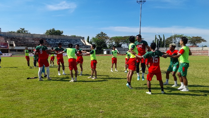 Klub Persik Kendal latihan menuju laga uji coba di Stadion Utama Kebondalem Kendal, Kamis (17/7).