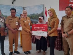 Bupati Serahkan Buku Tabungan Kepada KPM Penerima Bansos PKH dan Sembako