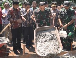 Kodim Kendal Laksanakan Karya Bakti Mandiri Pengecoran Jalan Rabat Beton di Sukorejo