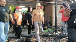 Kunjungi Korban Kebakaran di Poncorejo, Bupati Tika Pesan Warga Cek Instalasi Rumah Secara Berkala