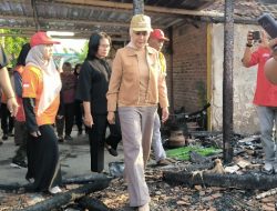 Kunjungi Korban Kebakaran di Poncorejo, Bupati Tika Pesan Warga Cek Instalasi Rumah Secara Berkala